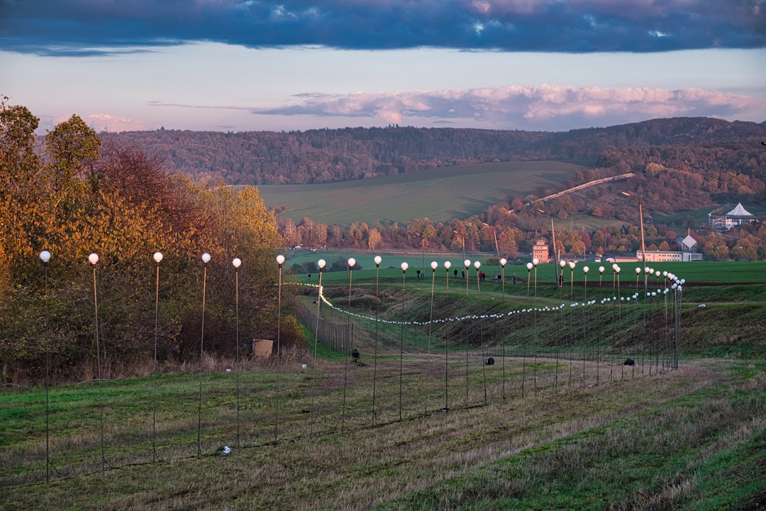 Grenzstreifen, erleuchtet